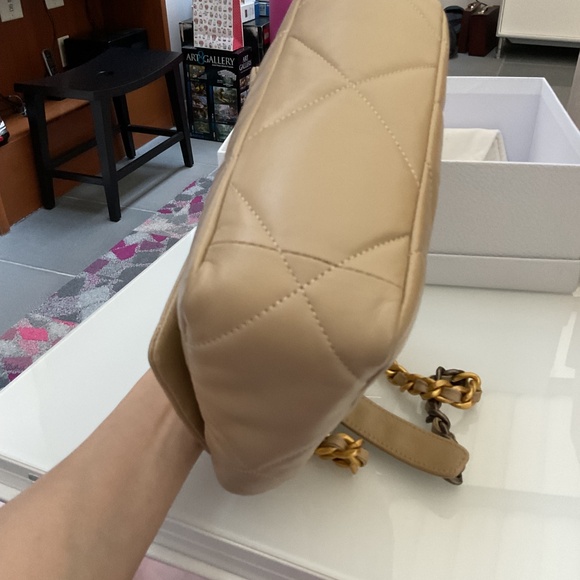 CC Medium 19 Flap Bag - Picture 4 of 7